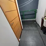 Um Quarto Com Banheiro Privativo