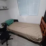 Um Quarto Com Banheiro Privativo