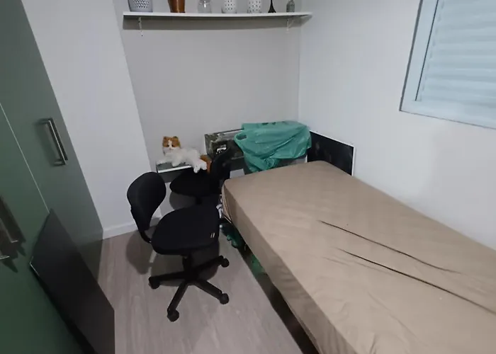 Um Quarto Com Banheiro Privativo